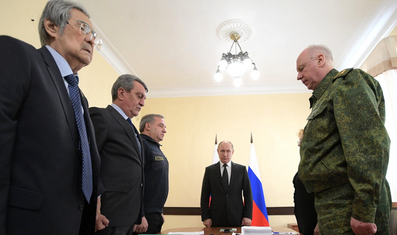 Аман Тулеев (слева) и президент РФ Владимир Путин (в центре)