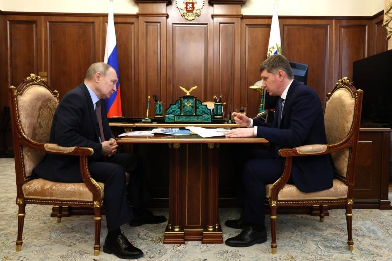 Президент РФ Владимир Путин и министр экономического развития РФ Максим Решетников (справа) во время рабочей встречи