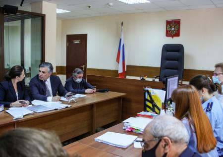 Ставшая мемом поклонница Ефремова объяснила своё нахождение на заседаниях