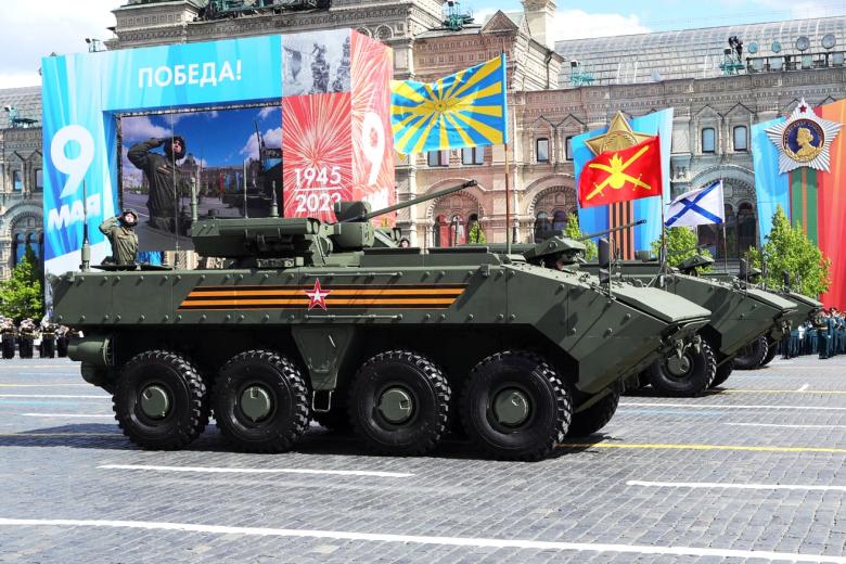 Бронетранспортеры (БТР) на колесной платформе «Бумеранг» на военном параде в Москве, посвященном 78-й годовщине победы в Великой Отечественной войне