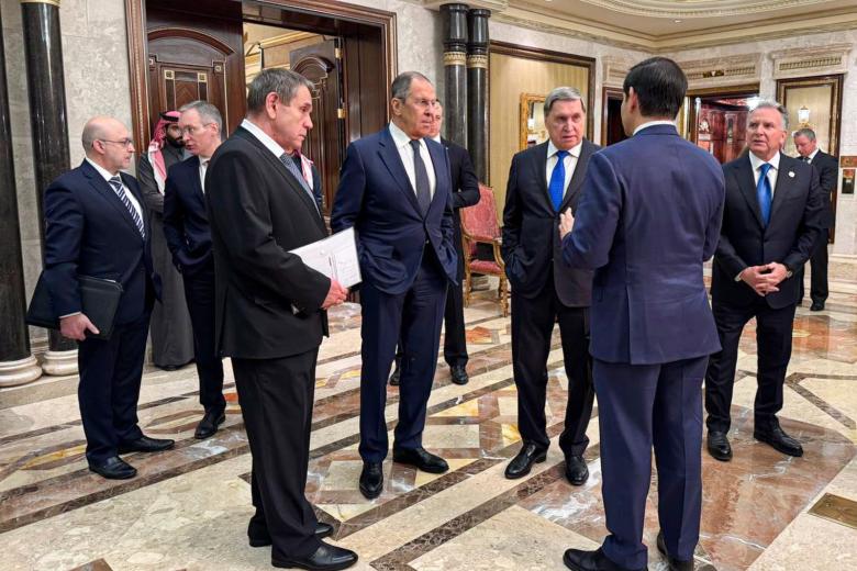 Сергей Лавров (в центре), помощник президента РФ Юрий Ушаков (в центре справа), госсекретарь США Марко Рубио (второй справа), спецпосланник президента США по Ближнему Востоку Стивен Уиткофф (справа)