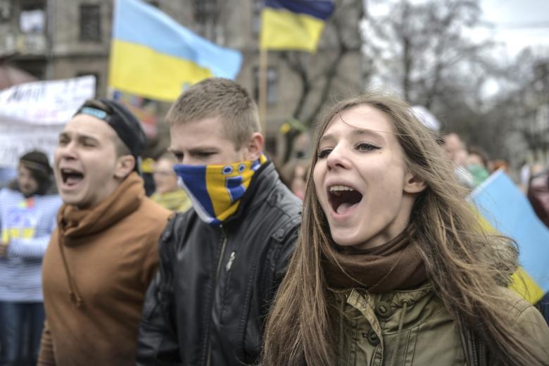 Участники митинга украинских активистов против проведения референдума в Крыму, 2014 г.