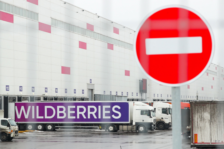 Грузовик на складе маркетплейса Wildberries