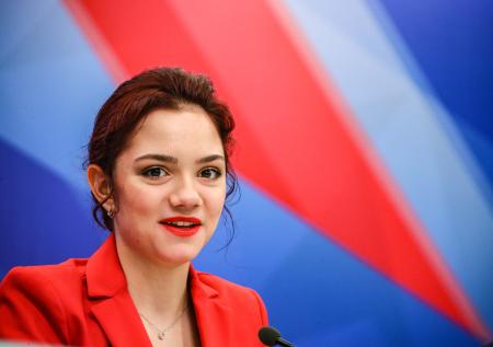 Медведева показала, как тренируется в Москве по видеосвязи с Орсером