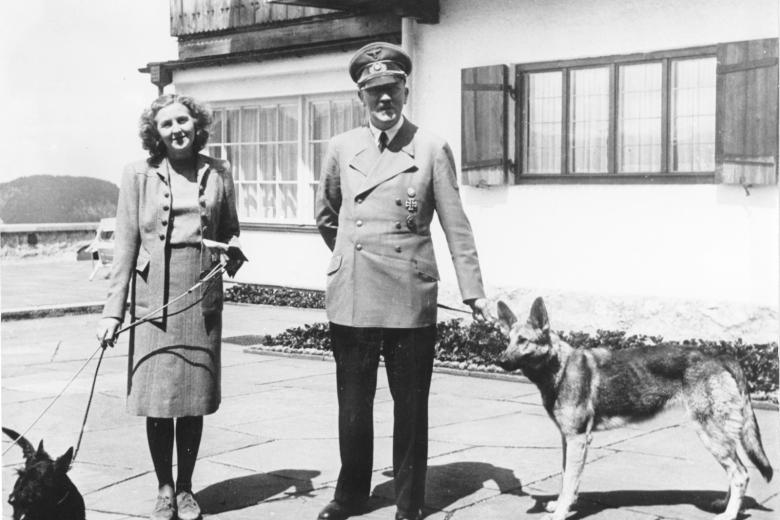 Гитлер в 1942 году со своей давней возлюбленной Евой Браун