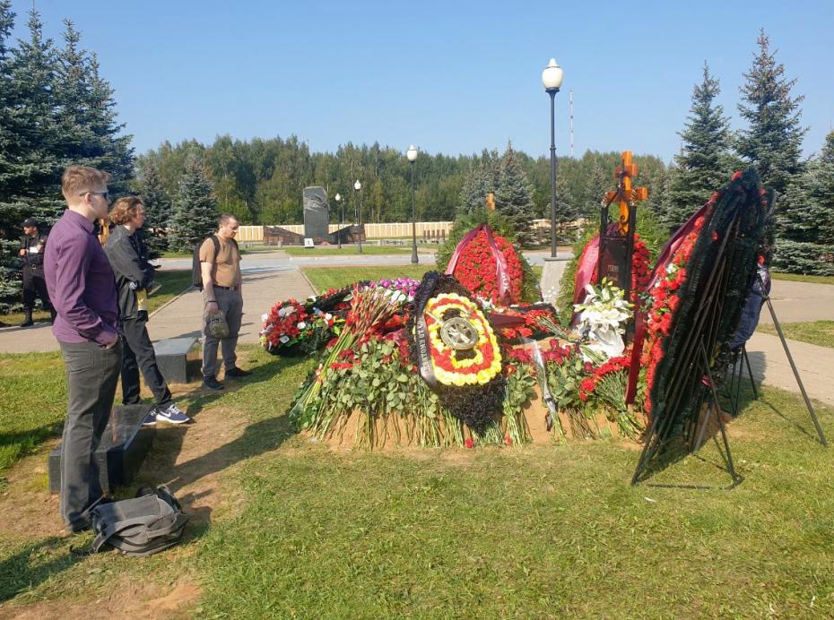 Могила Дмитрия Уткина на Федеральном военном мемориальном кладбище
