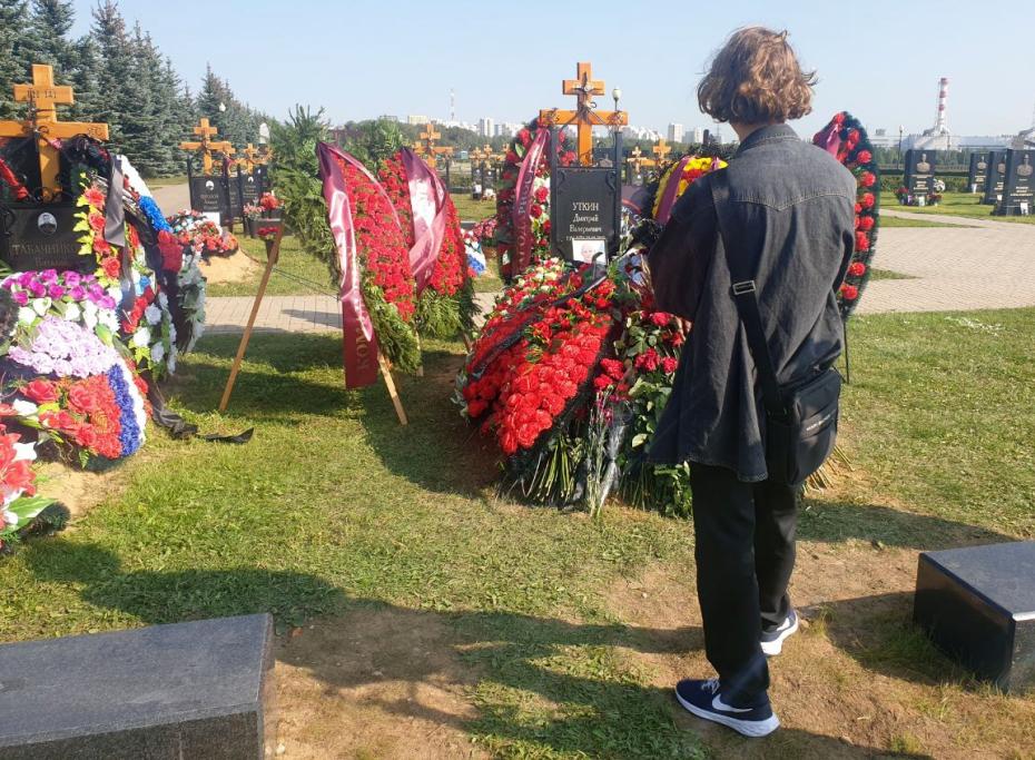 Могила Дмитрия Уткина на Федеральном военном мемориальном кладбище