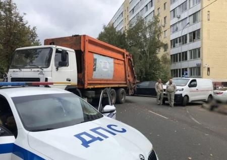 Жители Подмосковья вступились за задавившего девочек водителя мусоровоза