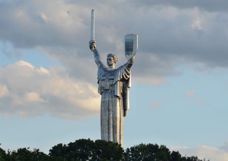 «Все изуродовали»: в Госдуме призвали демонтировать памятник «Родина-мать»