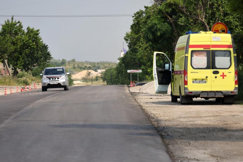Россия. Республика Крым. Старый Крым. Автомобили на улице города. Утром произошел пожар на полигоне в Кировском районе