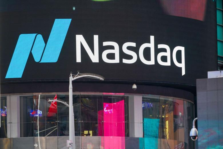 Логотип NASDAQ на Таймс-сквер в Нью-Йорке