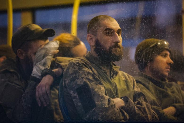 Украинские военные сдались в плен с территории завода «Азовсталь» в Мариуполе