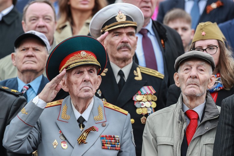 Ветеран Великой Отечественной войны на Красной площади во время военного парада, посвященного 74-й годовщине победы в Великой Отечественной войне