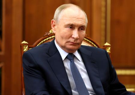 Путин запретил усыновлять детей из РФ в страны, где разрешена смена пола