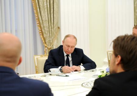 Путин подписал закон о наказании за выезд из России допущенных к гостайне