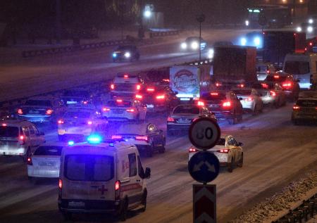 Несколько скорых попали в огромную пробку в Новой Москве