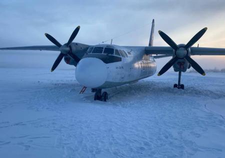 Приземлившийся на Колыму самолет Ан-24 отбуксировали в аэропорт