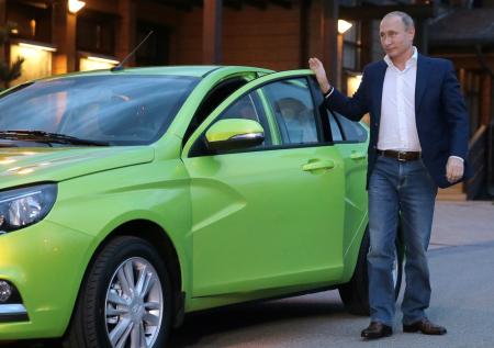 Lada Aura или «Москвич»: на каких машинах будут ездить российские чиновники