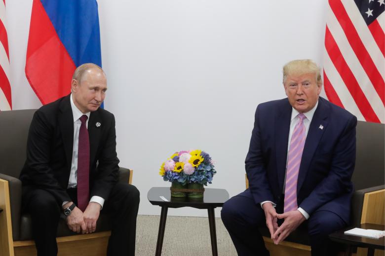 Президент России Владимир Путин и президент США Дональд Трамп (слева направо) во время встречи в рамках 14-го саммита лидеров стран Группы двадцати (G20) в международном выставочном комплексе INTEX Osaka