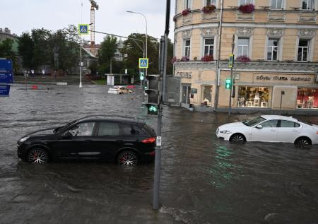 Остановилось колесо обозрения, залило веранды: фото после ливня в Москве