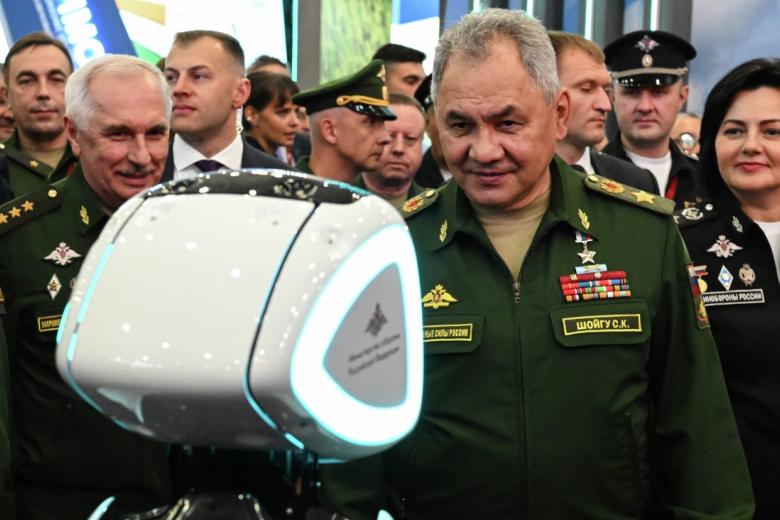 Министр обороны РФ Сергей Шойгу во время осмотра экспонатов выставки на Международном военно-техническом форуме «Армия-2023» 