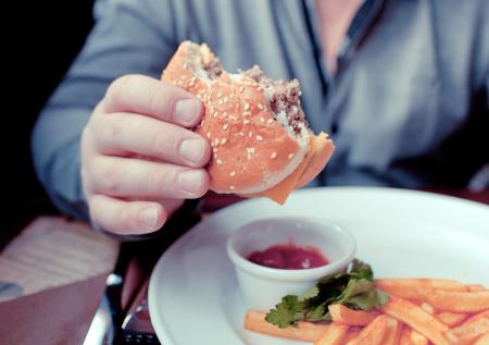 Россиянам перечислили продукты, которые повышают риск инсульта
