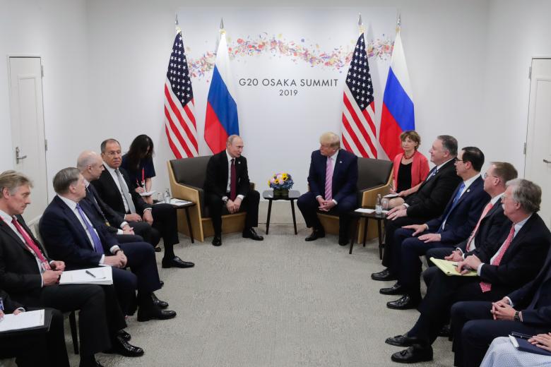 Президент России Владимир Путин и президент США Дональд Трамп (слева направо) во время встречи в рамках 14-го саммита лидеров стран Группы двадцати (G20) в международном выставочном комплексе INTEX Osaka
