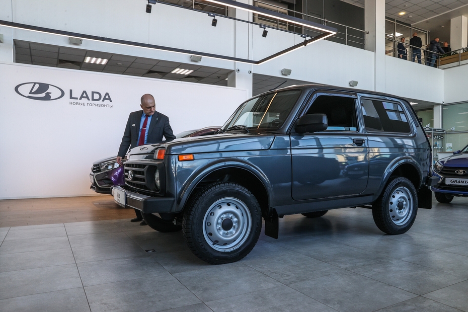 Автомобиль Niva Legend в автосалоне дилерского центра Lada в Москве