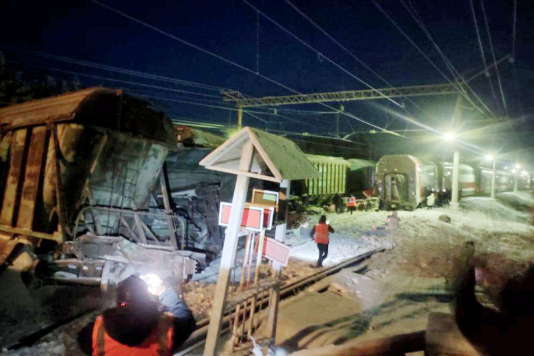 Место столкновения пассажирского поезда №11 (Мурманск - Санкт-Петербург) с грузовым составом в Кандалакшском районе Мурманской области