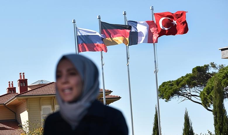 Флаги стран участниц саммита Турции, России, Франции и Германии