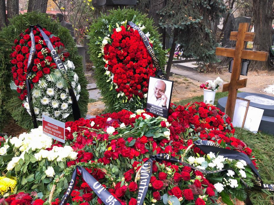 Могила сатирика Михаила Жванецкого на Новодевичьем кладбище