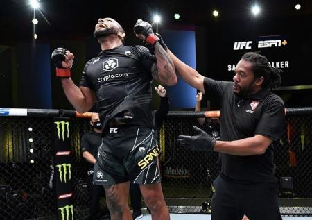 Сантос победил Уокера в главном бою турнира UFC в Лас-Вегасе