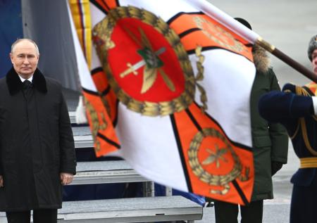 Путин вручил госнаграды воинским частям ВКС России