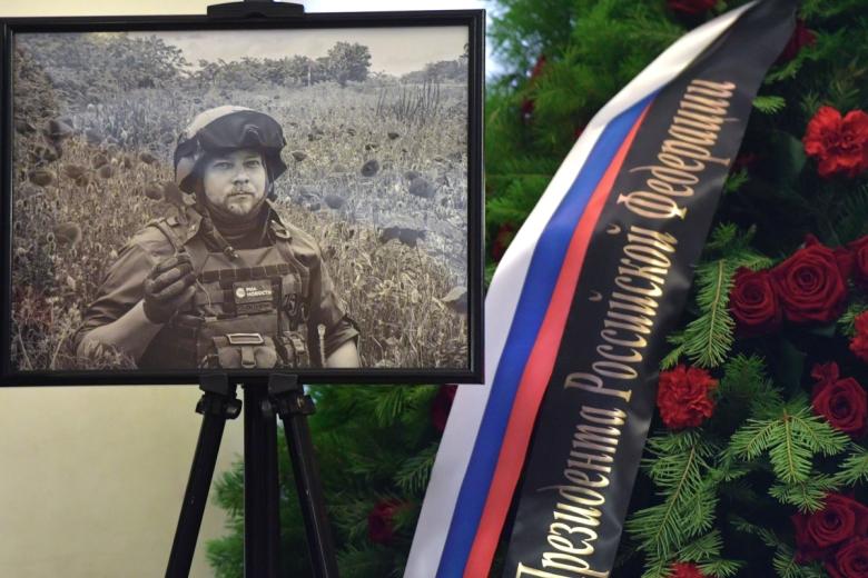 Траурный портрет на церемонии прощания с погибшим в зоне СВО военным корреспондентом РИА Новости Ростиславом Журавлевым в Доме офицеров в Екатеринбурге