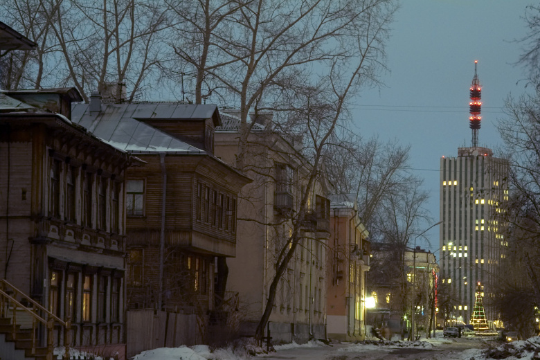 Улица и высотное здание в центре Архангельска