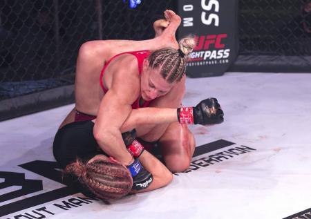 Девушка-боец MMA осталась недовольна своей «кровавой» победой