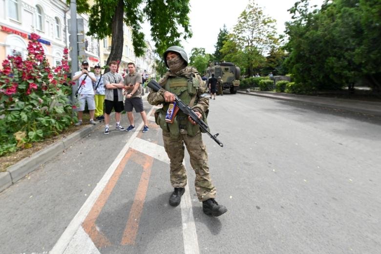 Ростов-на-Дону, боец ЧВК «Вагнер» у здания штаба Южного военного округа