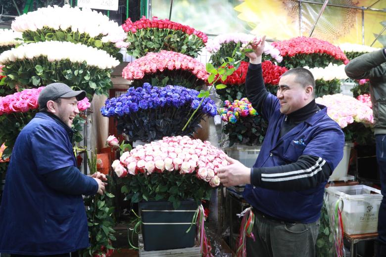 Продажа цветов на Рижском рынке перед 8 марта