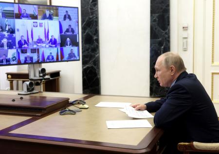 Путин поручил помочь с получением кредитов пострадавшим от лесных пожаров