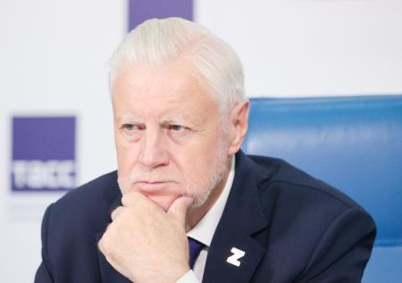 Депутат явился в Госдуму и показал всем свой «Крепкий Орешник»