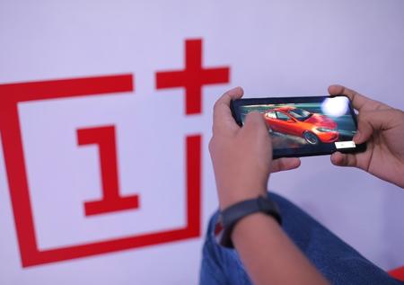 Смартфон OnePlus 7 не получит беспроводную зарядку