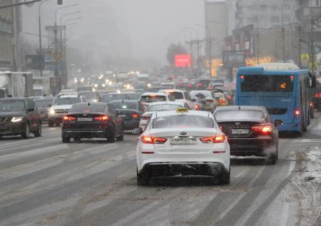 Москва встала в 10-балльных пробках из-за снега
