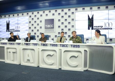  «Нас просто сожрут»: Манучаров, Кабо и Рой о первом спектакле об СВО 