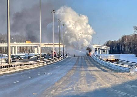 Угроза взрыва: в Москве на Киевском шоссе загорелся бензовоз