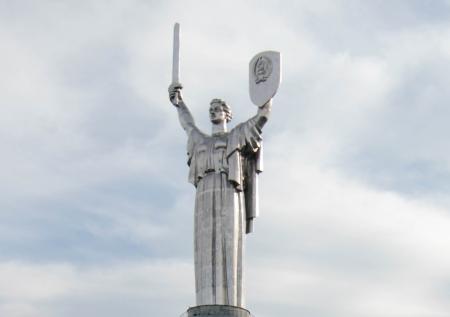 В Госдуме призвали олигархов выкупить герб СССР, снятый с «Родины-матери»