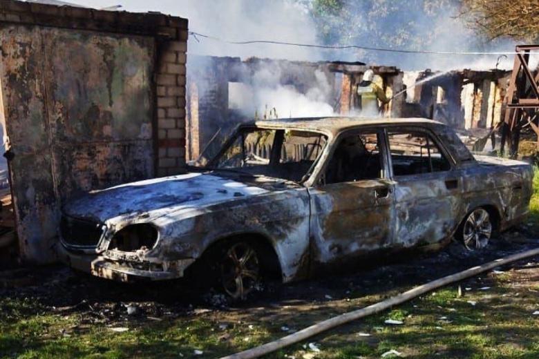 Сгоревший автомобиль в поселке Теткино Курской области в результате утреннего обстрела со стороны украинских военных