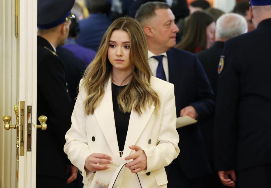Призер чемпионата России по фигурному катанию спортсменка Камила Валиева перед церемонией инаугурации президента РФ Владимира Путина в Кремле