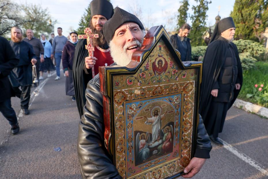 Россия. ДНР. Поселок Никольское. Крестный ход в день празднования православной Пасхи на территории Николо-Васильевского монастыря