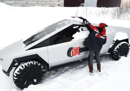 Новосибирские блогеры создали копию Tesla Cybertruck на базе УАЗа: фото