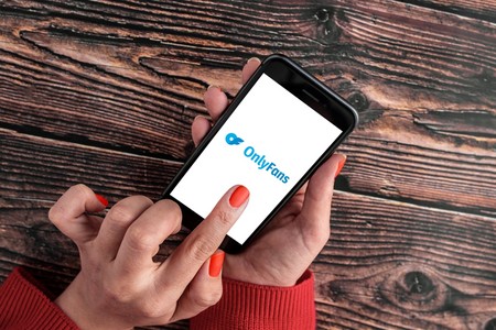 Воспитательницу католического детсада уволили за фото на OnlyFans
